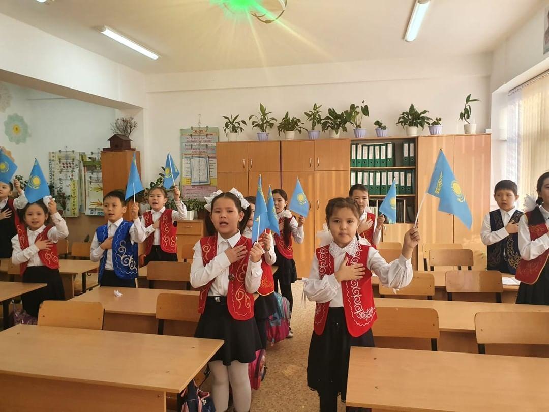 "Тәуелсіздікке 30 жыл" тақырыбында "Л. Н. Толстой атындағы орта мектебі" коммуналдық мемлекеттік мекемесінің 3"А" сыныбында өткізілген сынып сағатынан көріністер.